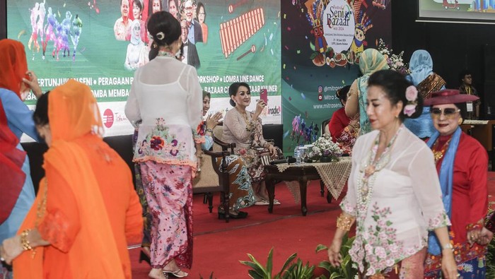Kowani Gelar Talkshow Sambut Hari Kebaya Nasional Ketua Umum Kowani Giwo Rubianto Wiyogo (kedua kanan) bersama Deputi Bidang Perlindungan Hak Perempuan Kementerian PPPA Ratna Susianawati (kedua kiri) mendapatkan plakat dari Ketua Umum Mitra Seni Indonesia Sari Ramdhani Basri (tengah) usai menjadi pembicara talkshow Festival Seni dan Bazar Mita Seni Indonesia 2024 di gedung serbaguna LPPI, Jakarta, Kamis (27/6/24).
