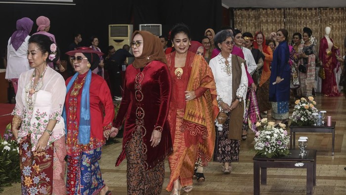 Ketua Umum Kowani Giwo Rubianto Wiyogo (kedua kanan) bersama Deputi Bidang Perlindungan Hak Perempuan Kementerian PPPA Ratna Susianawati (kedua kiri) mendapatkan plakat dari Ketua Umum Mitra Seni Indonesia Sari Ramdhani Basri (tengah) usai menjadi pembicara talkshow Festival Seni dan Bazar Mita Seni Indonesia 2024 di gedung serbaguna LPPI, Jakarta, Kamis (27/6/24).