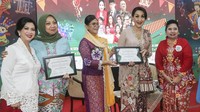 Ketua Umum Kowani Giwo Rubianto Wiyogo (kedua kanan) bersama Deputi Bidang Perlindungan Hak Perempuan Kementerian PPPA Ratna Susianawati (kedua kiri) mendapatkan plakat dari Ketua Umum Mitra Seni Indonesia Sari Ramdhani Basri (tengah) usai menjadi pembicara talkshow Festival Seni dan Bazar Mita Seni Indonesia 2024 di gedung serbaguna LPPI, Jakarta, Kamis (27/6/24). 