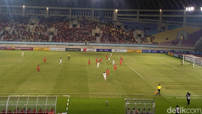 Laga Timnas Indonesia melawan Timnas Laos di Piala AFF U-16 2024, di Stadion Manahan Solo, Kamis (27/6/2024).