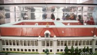 Gedung yang kini menjadi Museum Bank Indonesia awalnya dibangun pada tahun 1828 sebagai kantor cabang De Javasche Bank, sebuah bank sentral Hindia Belanda. Bangunan dengan gaya arsitektur neo-klasik dipadukan dengan gaya arsitektur lokal karya Ed. Cuypers.