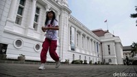 Gedung Museum Bank Indonesia sendiri merupakan salah satu daya tarik utama. Dengan arsitektur kolonial yang megah bergaya neo-klasik, bangunan ini menyimpan nilai historis yang tinggi. Interiornya yang elegan dan detail arsitektur yang menawan membuatnya menjadi salah satu gedung bersejarah paling indah di Jakarta. Sip banget jadi spot foto estetik.