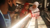 Museum Bank Indonesia terletak di Jalan Pintu Besar Utara No.3, RW.6, Pinangsia, Kecamatan Taman Sari, Kota Jakarta Barat, Daerah Khusus Ibukota Jakarta. Tempat wisata edukatif ini menarik banyak pengunjung dengan tiket masuk yang sangat terjangkau, hanya Rp 5.000 per orang dan gratis jika traveler membawa kartu pelajar/kartu tanda mahasiswa.
