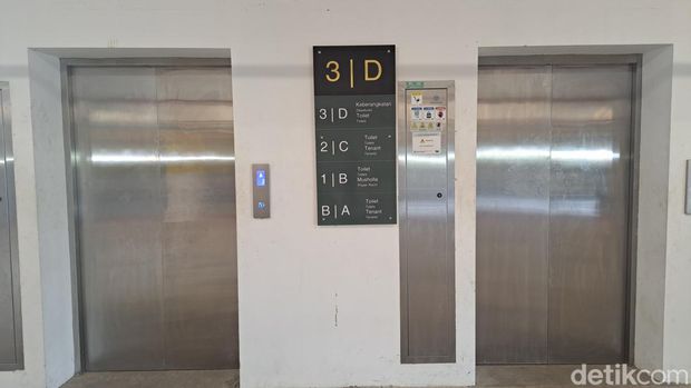 Lift gedung parkir mobil terminal keberangkatan baru Bandara Sultan Hasanuddin