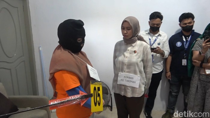 Polisi menggelar rekonstruksi kasus sejoli mahasiswa wanita inisial VI (19) dan pacarnya, AS (19) yang membunuh nenek Tarimah (66) di Kota Makassar, Sulawesi Selatan (Sulsel).