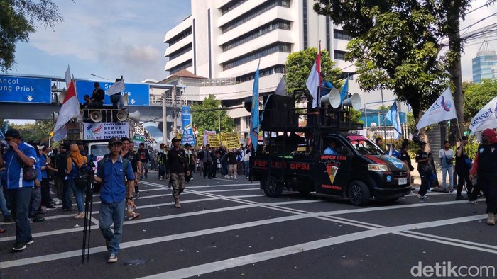 Massa demonstrasi tolak Tapera di depan Kemenkeu mulai membubarkan diri. Jalan Dr Wahidin, Jakarta Pusat yang sebelumnya ditutup kini kembali dibuka (Fawdi/detikcom)