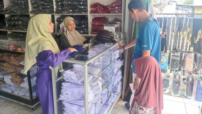 Masyarakat di Lubuklinggau mulai membeli seragam sekolah jelang tahun ajaran baru.