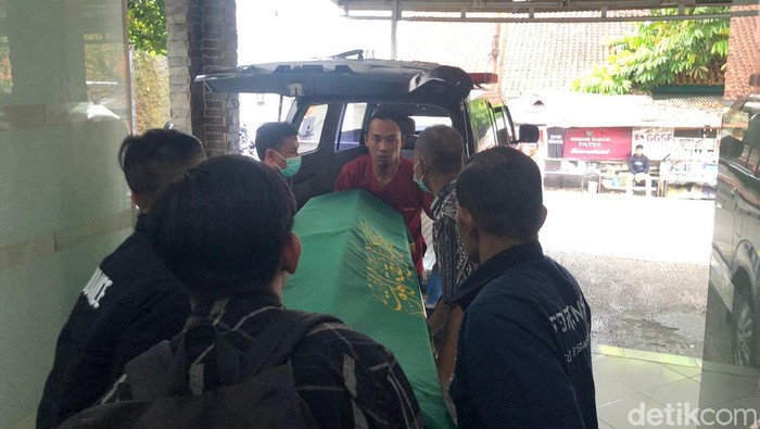 Mayat yang ditemukan di Gegerbitung usai diurus di RSUD Syamsudin SH, Kota Sukabumi