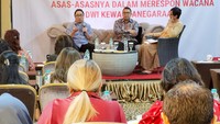 Diskusi ini menghadirkan pembicara Dr. (H.C.) Lukman Hakim Saifuddin (Anggota Komisi III DPR-RI 2004-2009) dan Eddy Setiawan (Peneliti Yayasan Institut Kewarganegaraan Indonesia).