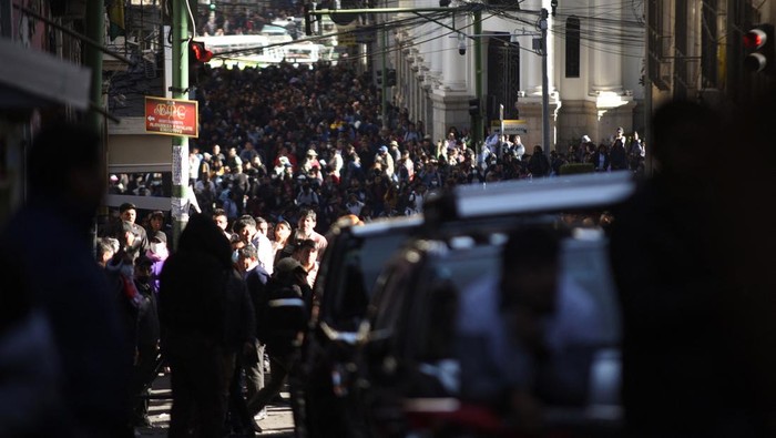 Mencekam! Warga Bolivia Bentrok dengan Tentara Melawan Kudeta Demonstrators face members of Bolivia's military as Bolivia's President Luis Arce