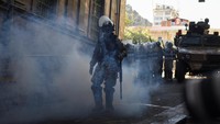 Tentara dan tank memasuki Plaza Murillo, sebuah alun-alun bersejarah tempat kantor kepresidenan dan kongres berada. Salah satu tank mencoba mendobrak pintu besi istana presiden.