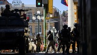 Anggota militer Bolivia berkumpul di samping kendaraan militer ketika Presiden Luis Arce mengecam mobilisasi tidak teratur beberapa unit tentara negara itu di La Paz, Bolivia, Rabu (26/6/2024).