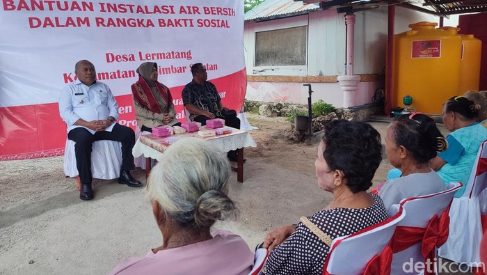 Mensos Risma memantau langsung pemasangan instalasi pengolahan air bersih berteknologi canggih di Desa Lermatang, Kabupaten Kepulauan Tanimbar, Maluku (Wilda/detikcom)