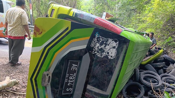 Mikrobus yang kecelakaan tunggal terguling di Jalan Dlingo-Imogiri, Dlingo, Bantul, Kamis (27/6/2024).