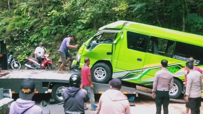 Mikrobus yang kecelakaan tunggal terguling di Jalan Dlingo-Imogiri, Dlingo, Bantul, Kamis (27/6/2024).