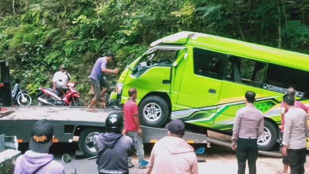 Mikrobus yang kecelakaan tunggal terguling di Jalan Dlingo-Imogiri, Dlingo, Bantul, Kamis (27/6/2024).
