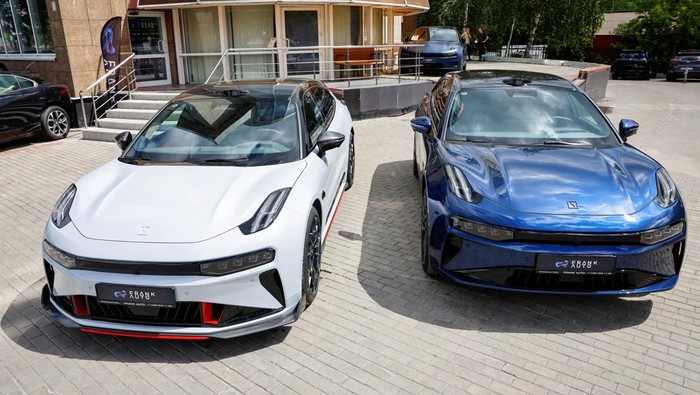 Electric cars of Zeekr, a premium brand owned by Chinese automaker Geely, are on display at the Frank-Auto dealership in Moscow, Russia June 14, 2024. REUTERS/Yulia Morozova