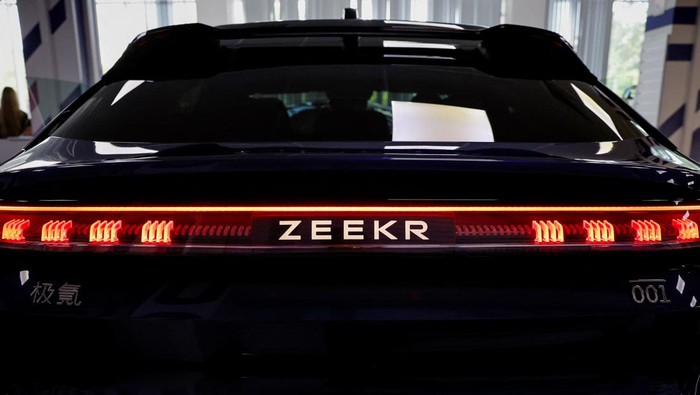 Mobil Listrik China Dominasi Pasar Rusia Electric cars of Zeekr, a premium brand owned by Chinese automaker Geely, are on display at the Frank-Auto dealership in Moscow, Russia June 14, 2024. REUTERS/Yulia Morozova