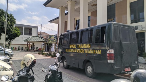 Mobil tahanan Kejaksaan Negeri Mataram di PN Mataram, Kamis (27/6/2024).
