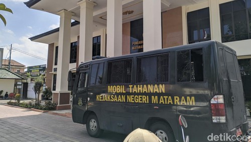 Mobil tahanan Kejaksaan Negeri Mataram, Kamis (27/6/2024). Foto:  (Ahmad Viqi/detikBali).