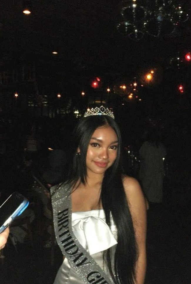 Mengenakan mahkota dan selempang bertuliskan Birthday Girl, Naura tampil cantik menawan. Unggahannya pun banjir ucapan selamat dari para netizen. Foto: Instagram/@naura.ayu