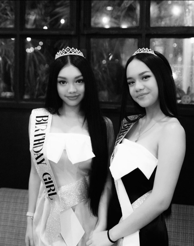 Lahir di bulan yang sama, kedua putri Nola B3 baru saja merayakan ulang tahun mereka. Tampil kompak mengenakan mahkota dan selempang, gaya Naura dan Neona disebut-sebut bak Puteri Indonesia hingga Kylie dan Kendall versi Indonesia. Foto: Instagram/@naura.ayu