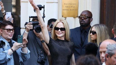 Foto: Momen Langka Nicole Kidman & Naomi Watts Bawa Putri ke Show Balenciaga
