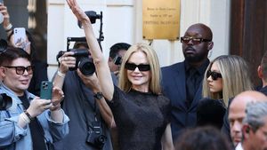Foto: Momen Langka Nicole Kidman & Naomi Watts Bawa Putri ke Show Balenciaga