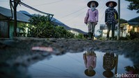 Usai berkebun mereka pun pulang ke rumah masing-masing dan menjalani kehidupan seperti biasa.