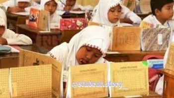 Tiap ada tugas, pasti bangun benteng biar nggak dicontek. Foto: Instagram/student.story_