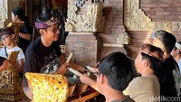 Selain tari, pelestarian seni karawitan di Bali juga menggeliat. Salah satu seniman muda yang melestarijan seni karawitan di Bali adala I Komang Trisandya Saputra atau Nyoman Monot. Selain piawai bermain gamelan, Monot juga menjadi penggebuk drum untuk band Ludicia.Monot beberapa kali dipercaya sebagai penata tabuh baleganjur dan pentas di ajang Pesta Kesenian Bali. Ia membagikan ilmu memainkan gamelan Bali kepada anak-anak melalui Sanggar Seni Kalingga di Banjar Teba, Jimbaran, Kuta Selatan, Badung, Bali. (Foto: Rio Raga Sakti/detikBali)