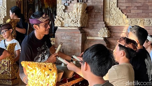 Nyoman Monot saat melatih anak-anak memainkan gamelan Bali di Sanggar Seni Kalingga, Banjar Teba, Jimbaran, Kuta Selatan, Badung, Bali. (Foto: Rio Raga Sakti/detikBali)