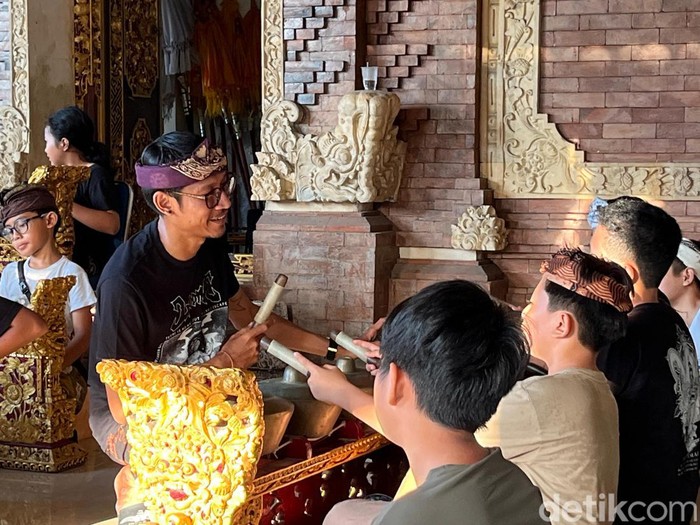 Nyoman Monot saat melatih anak-anak memainkan gamelan Bali di Sanggar Seni Kalingga, Banjar Teba, Jimbaran, Kuta Selatan, Badung, Bali. (Foto: Rio Raga Sakti/detikBali)