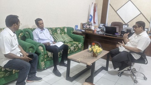 Ombudsman Perwakilan NTT, Darius Beda Daton, mengunjungi SMKN 2 Kupang saat proses PPDB berlangsung.
