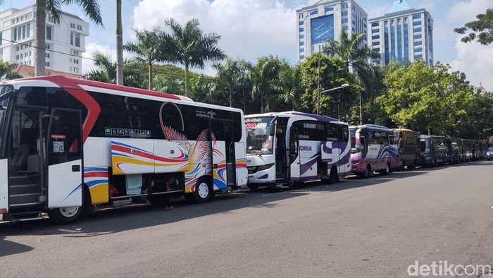 Parkir bus di Jalan Lapangan Banteng Timur, Jakarta Pusat. (Maulana/detikcom)