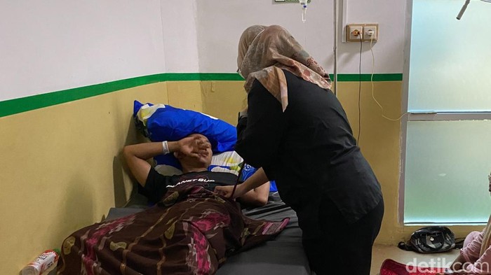 Pasien diduga keracunan dirawat di IGD RSUD Sawerigading Palopo.