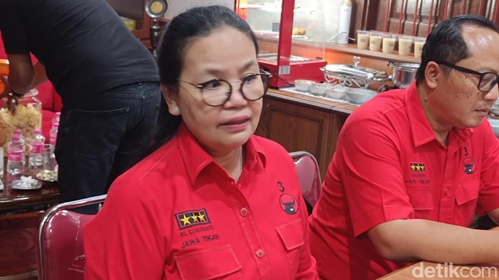 Bendum DPD PDIP Jateng Agustina Wilujeng saat memberikan keterangan pers di kantornya, Jalan Brigjen Katamso, Semarang, Kamis (27/6/2024).