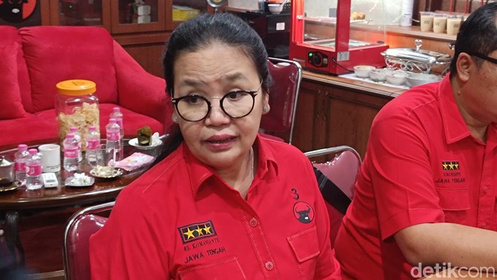 Bendum DPD PDIP Jateng Agustina Wilujeng saat memberikan keterangan pers di kantornya, Jalan Brigjen Katamso, Semarang, Kamis (27/6/2024).