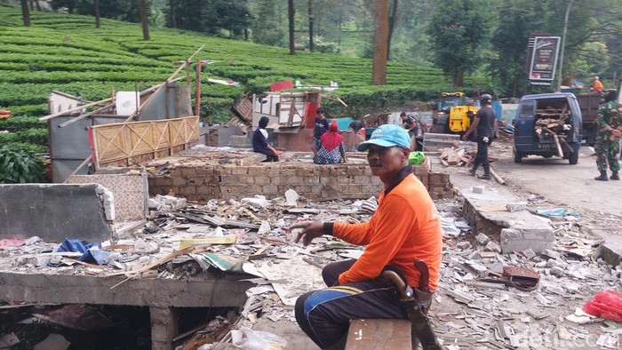 Pedagang di Jl Raya Puncak Bogor, Jawa Barat bernama Apen (57) (M Sholihin/detikcom)