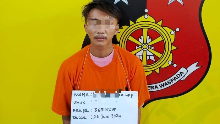 Pelaku saat diamankan di kantor polisi. (Foto: Dok. Polres Labuhanbatu)