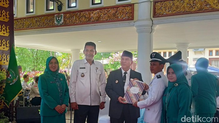 Pelantikan Kades se Kabupaten Muara Enim dilakukan di Rumah Dinas Bupati Muara Enim.
