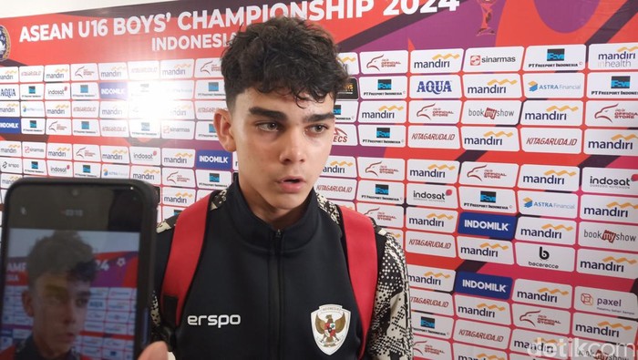 Pemain diaspora Timnas Indonesia U-16 Mathew Ryan Baker, saat ditemui di Stadion Manahan Solo, Kamis (27/6/2024).