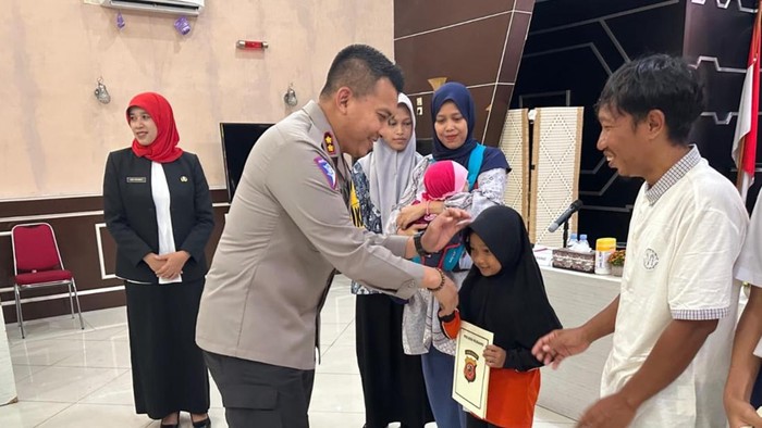Pemberian beasiswa untuk pelajar berprestasi di Subang