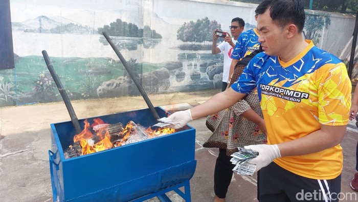 Pemusnahan sejumlah jenis narkotika dan roko ilegal di halaman kantor Kejaksaan Negeri Kabupaten Cirebon