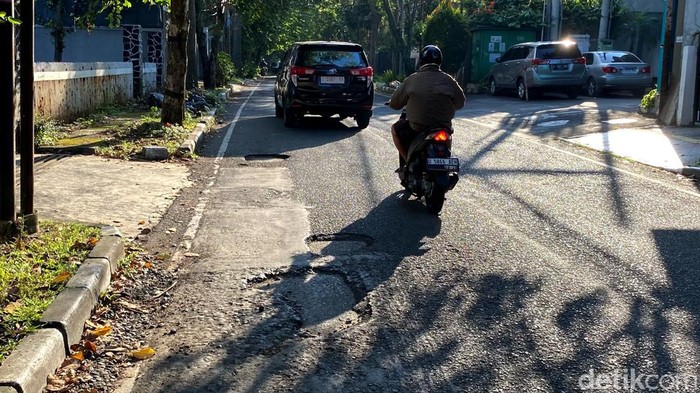 Penampakan kerusakan Jalan Sultan Tirtayasa Kota Bandung.