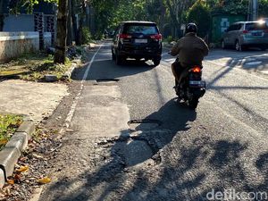 Hati-hati Banyak Lubang di Jalan Sultan Tirtayasa Kota Bandung
