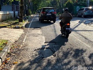 Hati-hati Banyak Lubang di Jalan Sultan Tirtayasa Kota Bandung