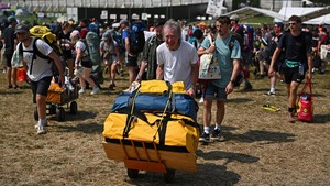 Ribuan orang mulai berdatangan ke Worthy Farm di barat daya Inggris saat festival musik Glastonbury dimulai pada Rabu (26/6). Ratusan artis termasuk Dua Lipa, Coldplay, dan Shania Twain siap memikat para penggemar.