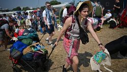 Pencinta Musik Mulai Berdatangan untuk Glastonbury Festival Pencinta Musik Mulai Berdatangan untuk Glastonbury Festival