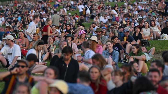 Revellers haul luggage as they arrive at Worthy Farm in Pilton, Somerset for the Glastonbury Festival, Britain, June 26, 2024. REUTERS/Dylan Martinez